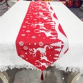 Primer plano de camino de mesa navideño rojo con motivos de renos y copos de nieve - Estilo B
