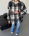 Dettaglio del tessuto della camicia di flanella a quadri bianchi e neri e bottoni in legno - S / Grigio