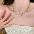 Détail d'un collier doré à plusieurs rangs avec pendentifs en pierres bleues - Style Pierre Bleue Double Couche Doré (12#)