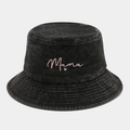 Dettaglio cappello pescatore in denim nero con ricamo Mama rosa e occhielli in ottone - Taglia unica / Nero