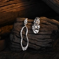 Pendientes asimétricos de plata estilo lava sobre fondo de madera oscura texturizada - Cobre / Oro Blanco