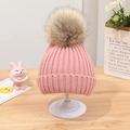 Gorro de invierno de punto rosa para bebé con un suave pompón de piel sintética - 3-6 Años / Estándar / Rosa Oscuro