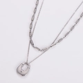 Silberne Doppelkette mit gewebtem Hufeisen-Anhänger und minimalistischem Glieder-Design - Stahlfarbe