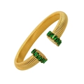 Dettaglio del bracciale dorato a C con zirconi verdi e trama a spina di pesce - Zircone Verde