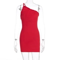 Dettaglio dell'abito mini rosso monospalla con bordo intrecciato e tessuto elasticizzato - S / Rosso