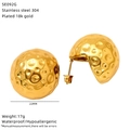 Detailed specs of 22mm 18k gold plated stainless steel stud earrings with hammered texture - Hammered Round Style (SE092G)