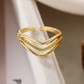 18K vergoldeter, mehrlagiger V-förmiger offener Ring mit Perlenakzenten und Politur - Einstellbar Offen / V-förmige mehrlagige Perlen / Hellgold