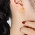 Pendientes de corazón dorados con circonitas de estilo francés en la oreja - Stud aretes / Dorado