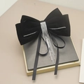 Detalle de pasador de pelo de terciopelo negro con borlas de pedrería y cintas largas - Estilo B Negro