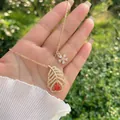 18K vergulde ketting met hol blad hangertje, rode steen en diamanten bloem decoratie - 18K Verguld / Rood