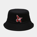 Dettaglio del ricamo di colibrì rosso e bianco su un cappello alla pescatora in cotone nero - M(56-58cm) / Nero