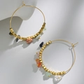 Dettaglio di orecchini a cerchio in oro 14k con scaglie di pietre naturali e perle quadre - Occhio di tigre