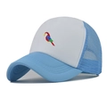 Detail der farbenfrohen Papageienstickerei auf einer hellblauen Mesh Trucker Cap mit Weiß - Weiß und Hellblau