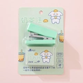 Mini cucitrice verde menta con punti metallici su un morbido fondo rosa - Verde Menta Cane Tè al Latte