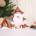 Dettaglio decoro natalizio in legno con Babbo Natale in peluche e scritta JOY - Babbo Natale