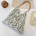Détail du sac cabas vintage à fleurs avec anses en cuir marron et étiquette de marque - Type standard / Blanc
