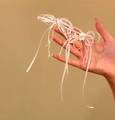 Primo piano di una raffinata collana a fiocco con nastro e perle bianche stile francese. - Stile Perno in Argento / Bianco