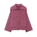 Gedetailleerde weergave van bordeaux-wit jacquardgebreid vest met grote revers en houten knopen - S / Dieproze/Wijnrood