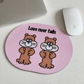 Tappetino per mouse ovale rosa con lontre cartoni animati e scritta Love Never Fails - Due Scoiattoli