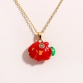 Dettaglio ravvicinato della collana dorata con ciondoli a forma di pesce smaltati rossi e verdi - Rosso