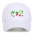 Détail frontal de la casquette en coton blanc avec broderies de légumes colorés et coutures - Blanc