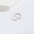 Anillo abierto plateado con elegante perla blanca y cristales brillantes de diseño moderno - Perla de Circón Blanco / Plateado
