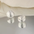 Orecchini a perno in argento satinato spazzolato con effetto riflesso su specchio - Stile a Sfera Spazzolato (D0359) / Argento Opaco