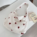 Dettaglio della borsa tote in peluche bianca con motivi a cuori rossi e tracolla morbida - Cuore Bianco