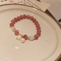 Bracciale elastico in quarzo fragola con perle di conchiglia e dettagli dorati - Stile Perla Occhio di Gatto in Quarzo Fragola Rosa (HB1438)