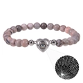 Dettaglio della pietra di proiezione a cuore sul bracciale di perle di zebra rosa - Bracciale in Pietra Zebra Rosa