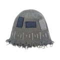 Graue Strickmütze mit Denim-Patches, ausgefranstem Rand und weißen Handnähten im Detail - M(54-58cm) / Grau