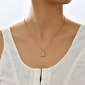 Collana con ciondolo a forma di orso dorato e cristallo a cuore su catena sottile - Collana Orso Cuore (SE1128)