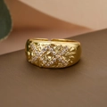 Unregelmäßiger Goldring mit Blumenprägung und funkelnden Kristallen für Damen - Einstellbar Offen / Goldener Blumenstil (13460)