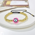 Detalle del amuleto ojo turco de esmalte rosa en pulsera de cuentas doradas - Estilo Ojo Esmalte Rosa (221025-B-G-3)