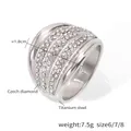Primer plano detallado de un anillo ancho de acero de titanio con varias filas de diamantes checos - US 6 / Color Acero
