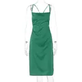 Dettaglio dell'abito sottoveste in raso verde con elegante scollo a cappuccio e spalline - Verde