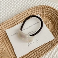 Detalle de coletero negro con pieza de acetato blanco e inscripción France Handmade grabada - Blanco Perla