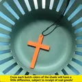 Orangefarbene Holzkreuz-Halskette mit schwarzen Perlen, leichte Farbabweichung - Orangefarbenes Kreuz