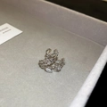 Detailansicht einer silbernen doppellagigen Ohrmanschette mit Zirkonia-Steinen in Blattform - Doppelschichtiger Zirkonring (1#)