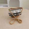 Dettaglio borsa di paglia per bambini con pizzo, tessuto a pieghe e tracolla in corda intrecciata - Taglia Standard / Borsa / Cachi