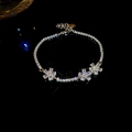 Bracciale con fiori in zircone e catena di cristalli scintillanti su sfondo nero raffinato - Argento