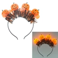 Dettaglio del cerchietto di zucca di Halloween luminoso con luci LED arancioni per festa - Cerchietto Zucca Festone