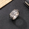 Nahaufnahme eines Vintage-Titanstahlrings mit aufwendiger Gravur und polierter Innenseite - US 8 / Vintage Silber (KR41858-K)