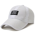 Ademende witte honkbalpet met lasergesneden diamantgaten en sportlogo-embleem - Verstelbaar / Wit