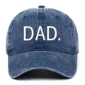 Dettaglio del ricamo bianco DAD su un cappello da baseball in denim blu lavato - Taglia unica / Blu Notte