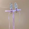 Detail von lila Schleifen-Haarspangen mit blauen Pailletten und Tropfen-Edelstein - Lila