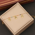 Bracciale albero della vita dorato con perline colorate su scatola porta gioie e sfondo libro - Stile Albero della Vita