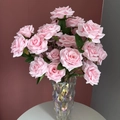 Detailansicht künstlicher rosa Rosen in schillernder Glasvase auf weißem Rundtisch - 3-Köpfiges Set / Rosa