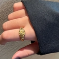 Goldener Ring mit unregelmäßiger Hammerschlag-Textur an der Hand, koreanischer Stil - Unregelmäßig Texturierter Unebener Stil (TJZ139)