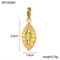 Detalle del colgante ovalado de piedra natural verde con marco de acero titanio dorado y medidas - verde claro